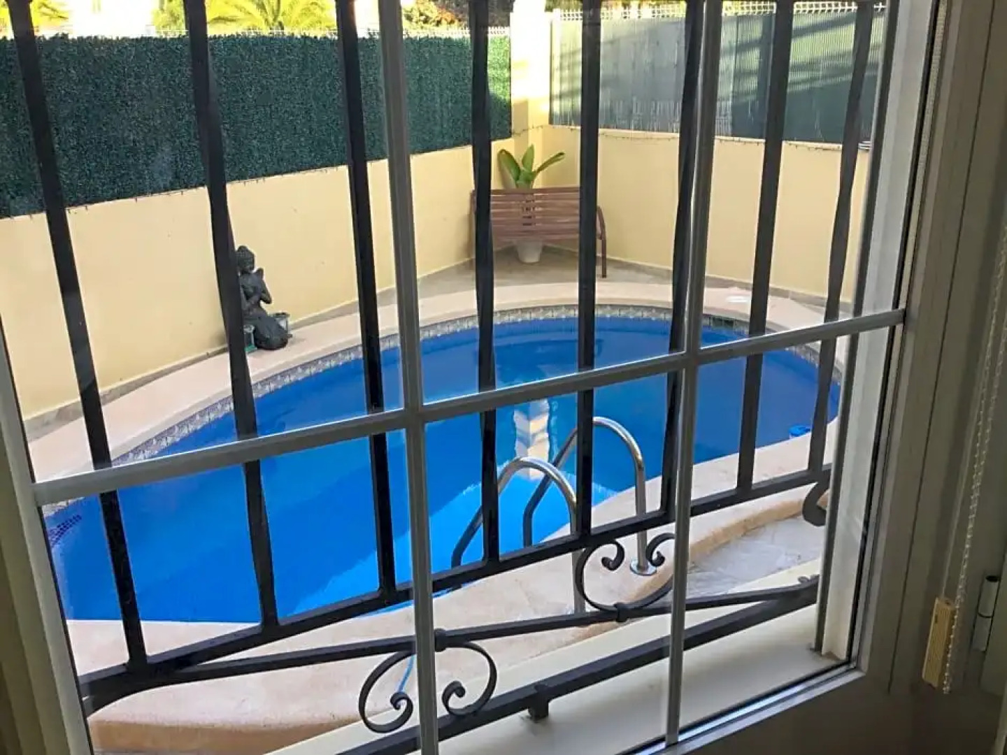 Double Room with Shared Bathroom and Shared Communal Areas R4