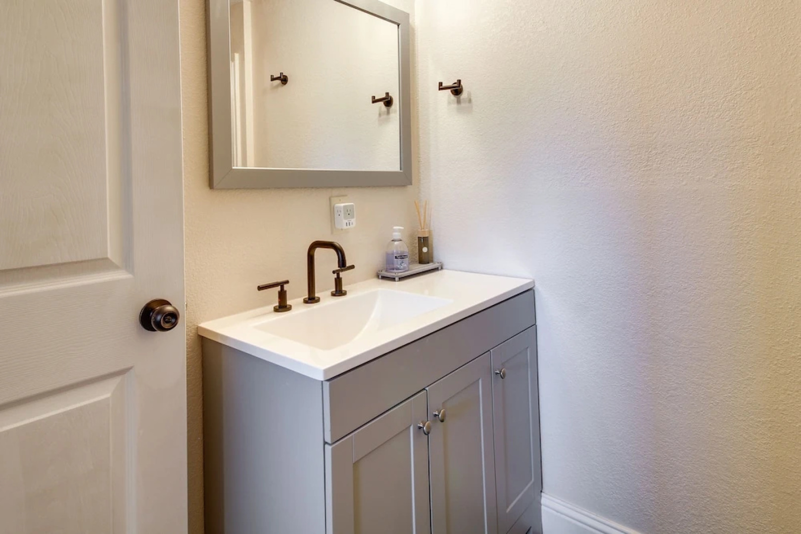 On-site Creek & Fishing: Cozy Coos Bay Retreat!