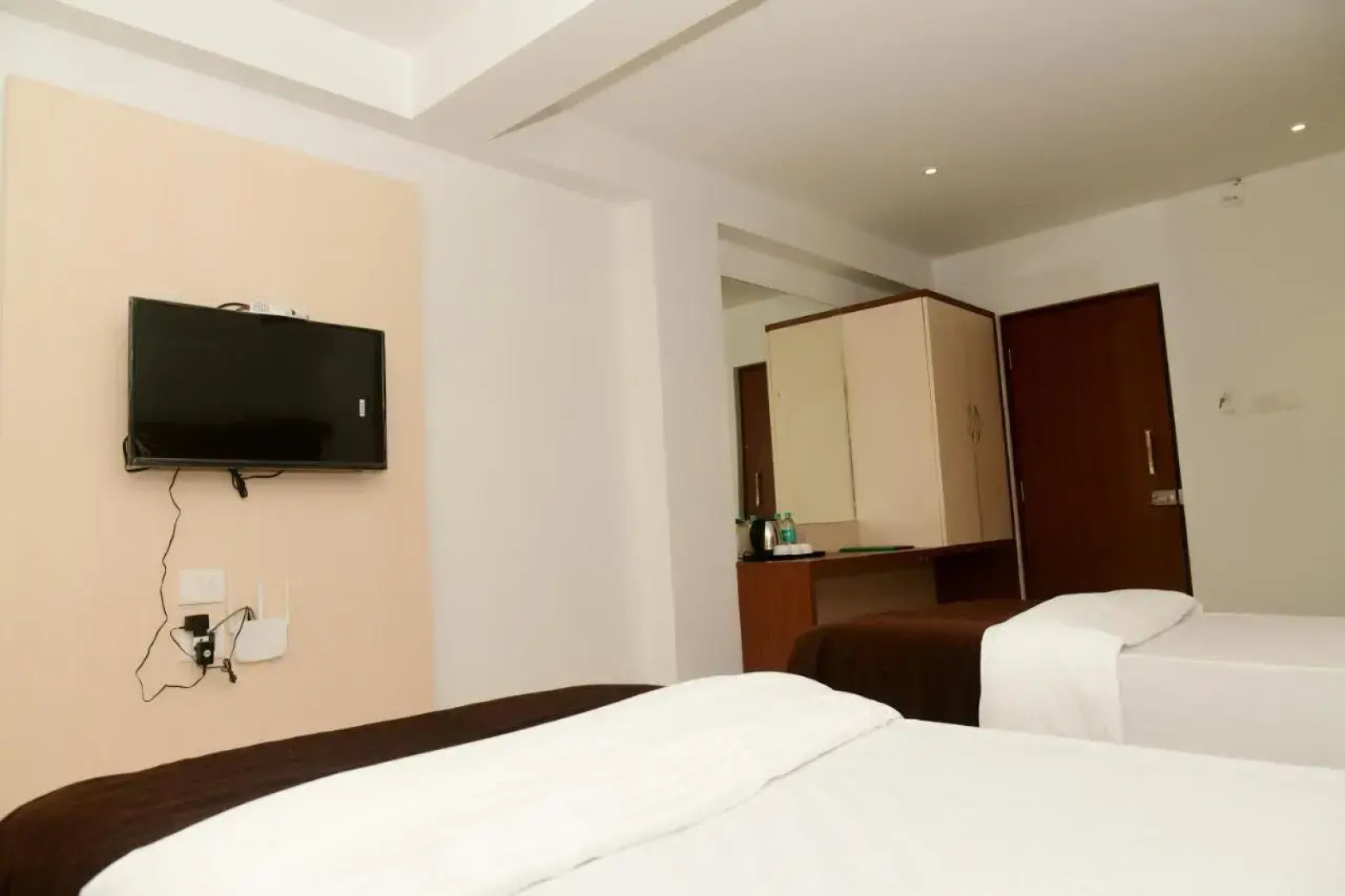 Hotel Monarch Center Point near Dahanu Beach, Bordi