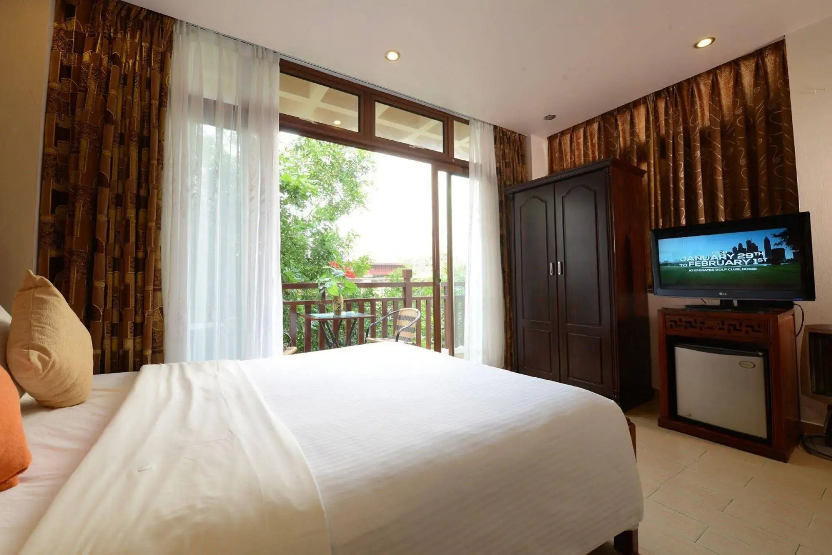 Artisan Lakeview Hotel