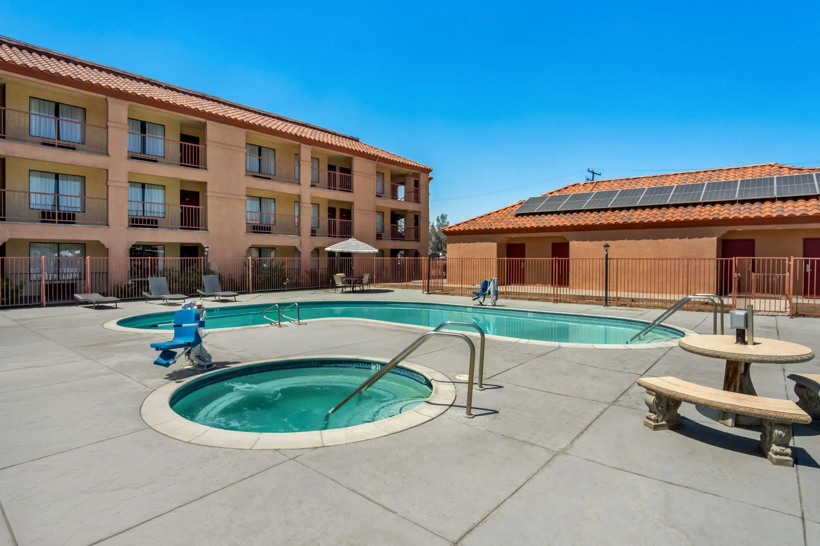 Days Inn by Wyndham Fontana / Rialto