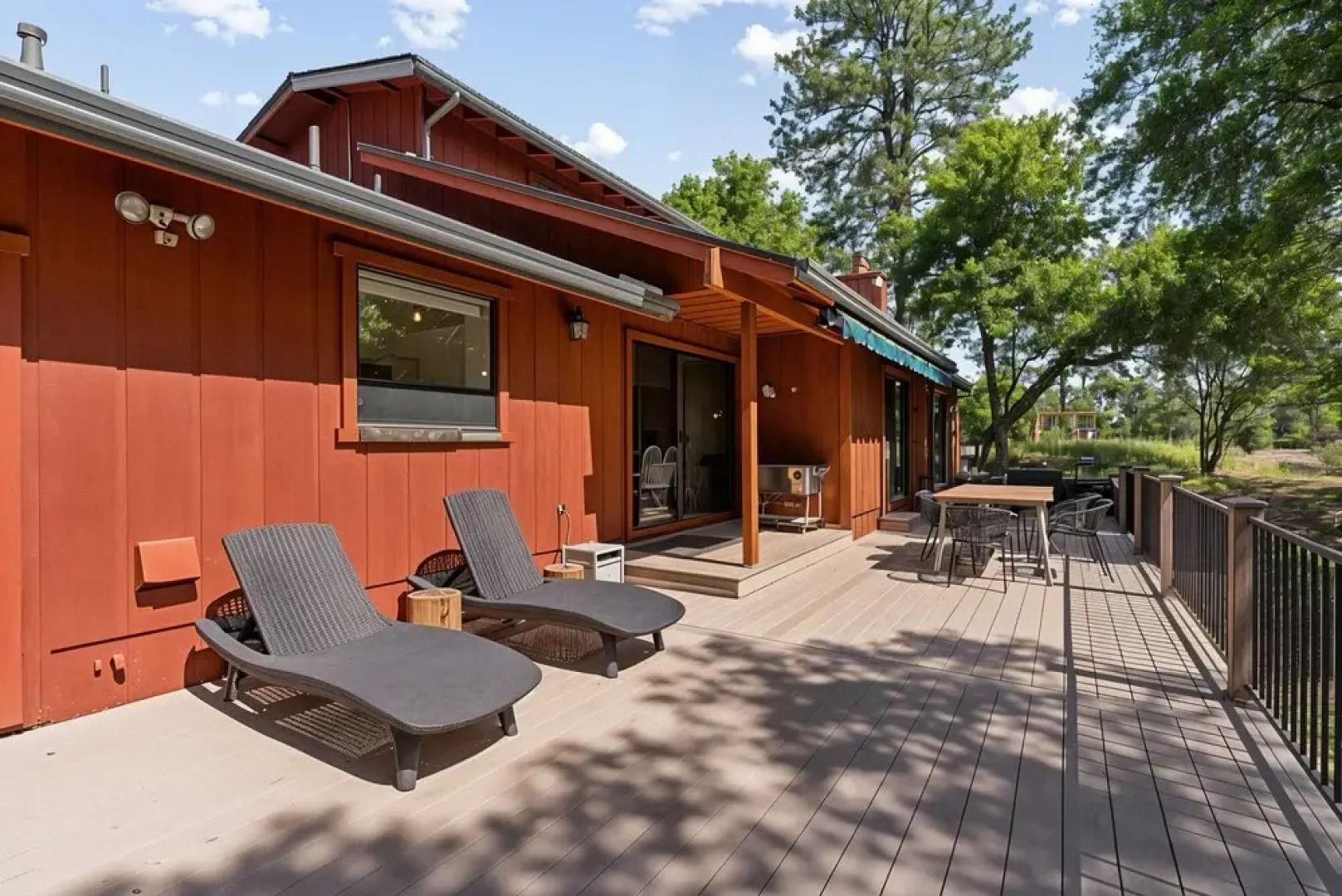 The Red House - Near Golf, Beaches & Communal Pool by Yosemite Region Resorts