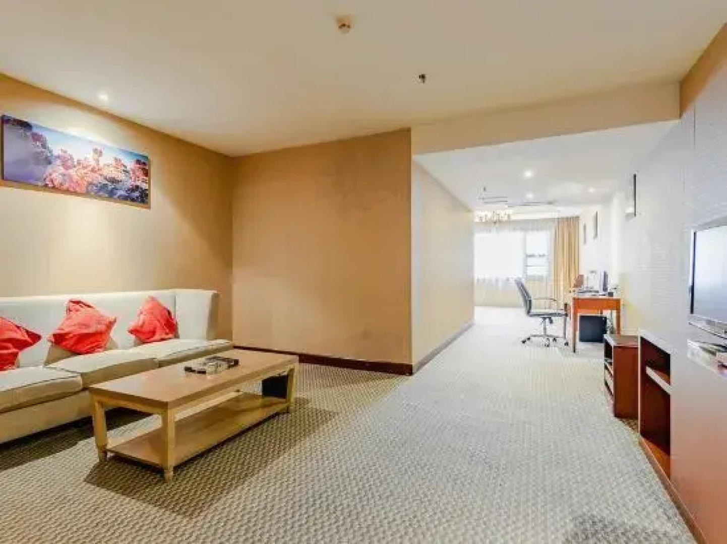 Jintan Square South Great Wall Hotel (Tongren Station Branch)