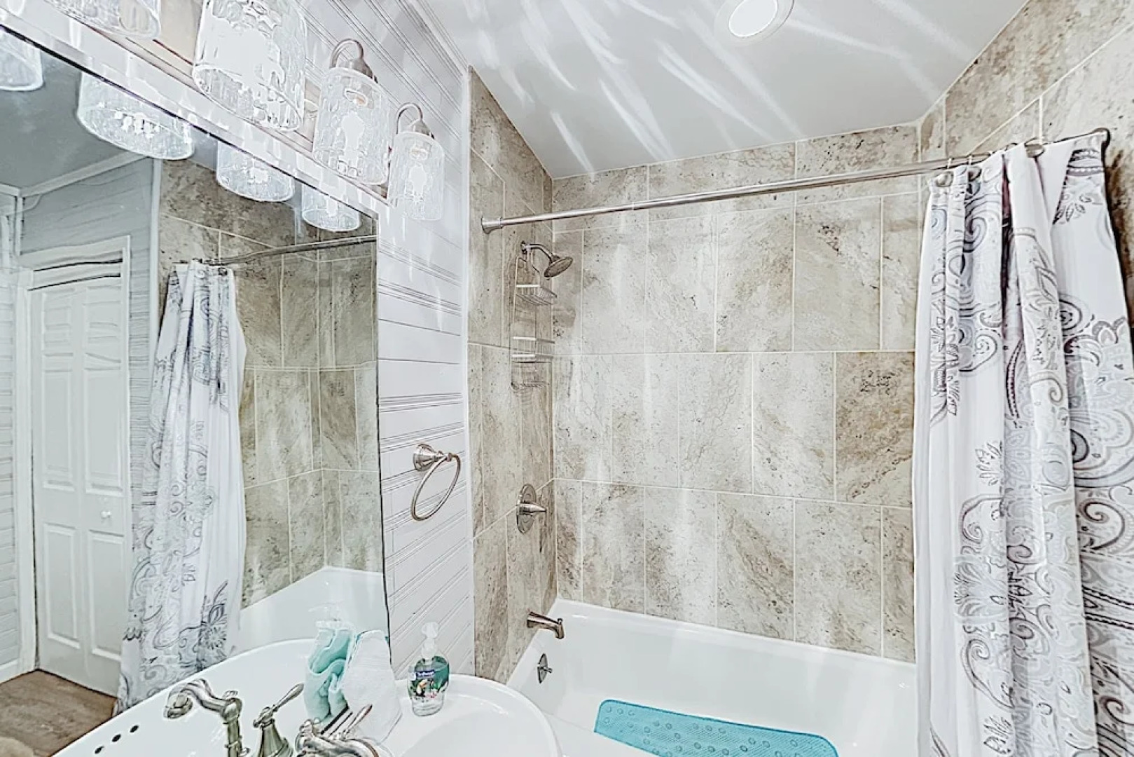 Lakefront Oasis W/ Private Dock & 23 Boat Slip 3 Bedroom Home