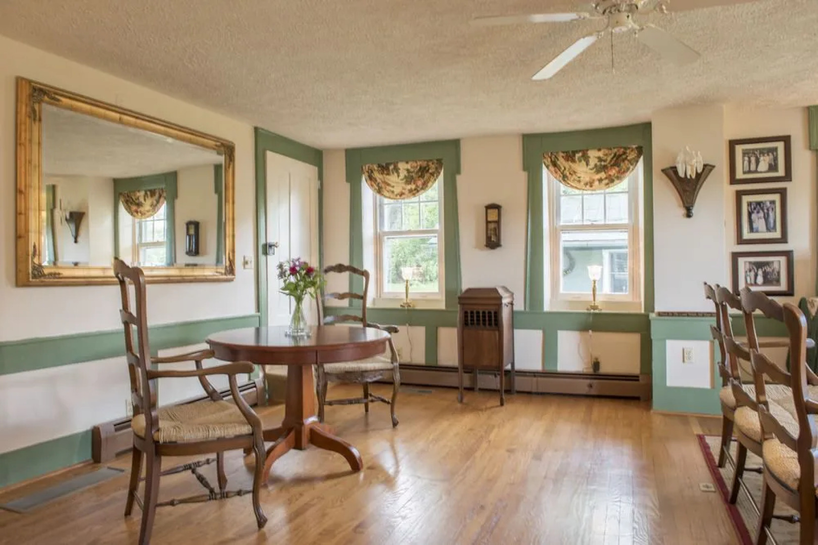 By the Side of the Road Inn & Cottages