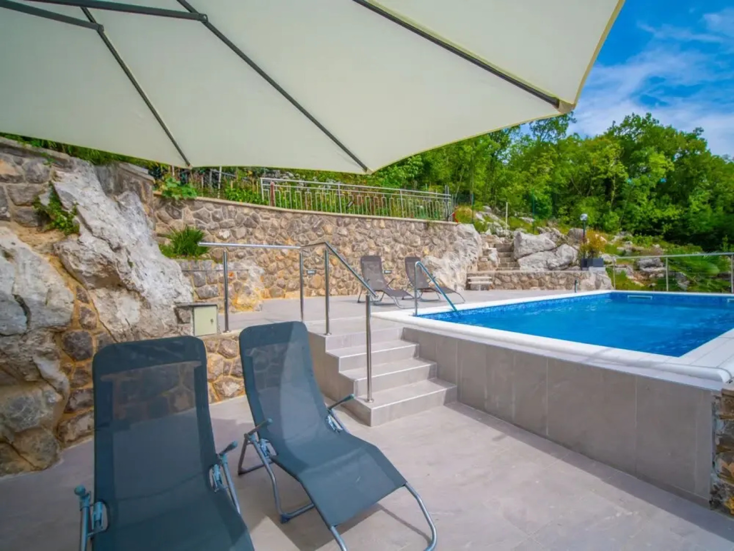 Koalas Nest Home Apartments Trinajsti i