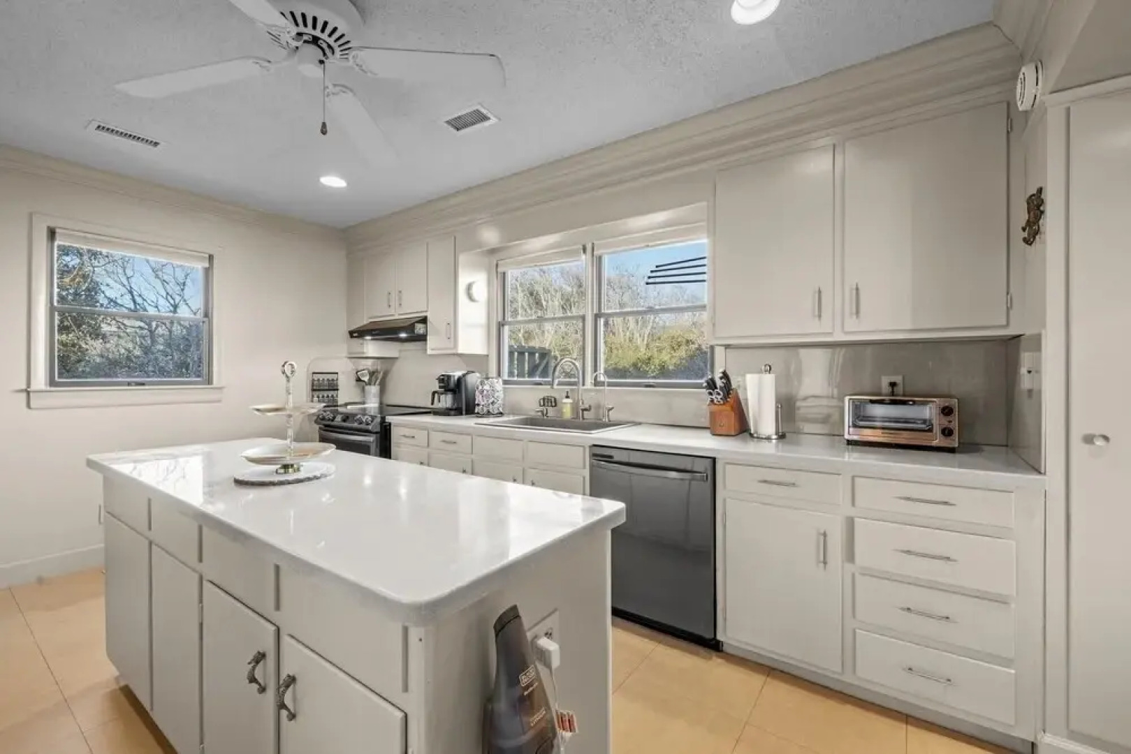 The Green Flash 4 Bedroom Home by RedAwning