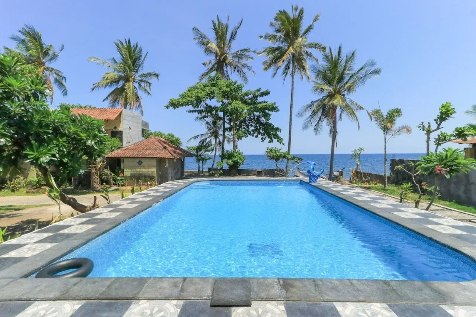 Hotel Tara Bar & Resto Air Sanih by ZUZU