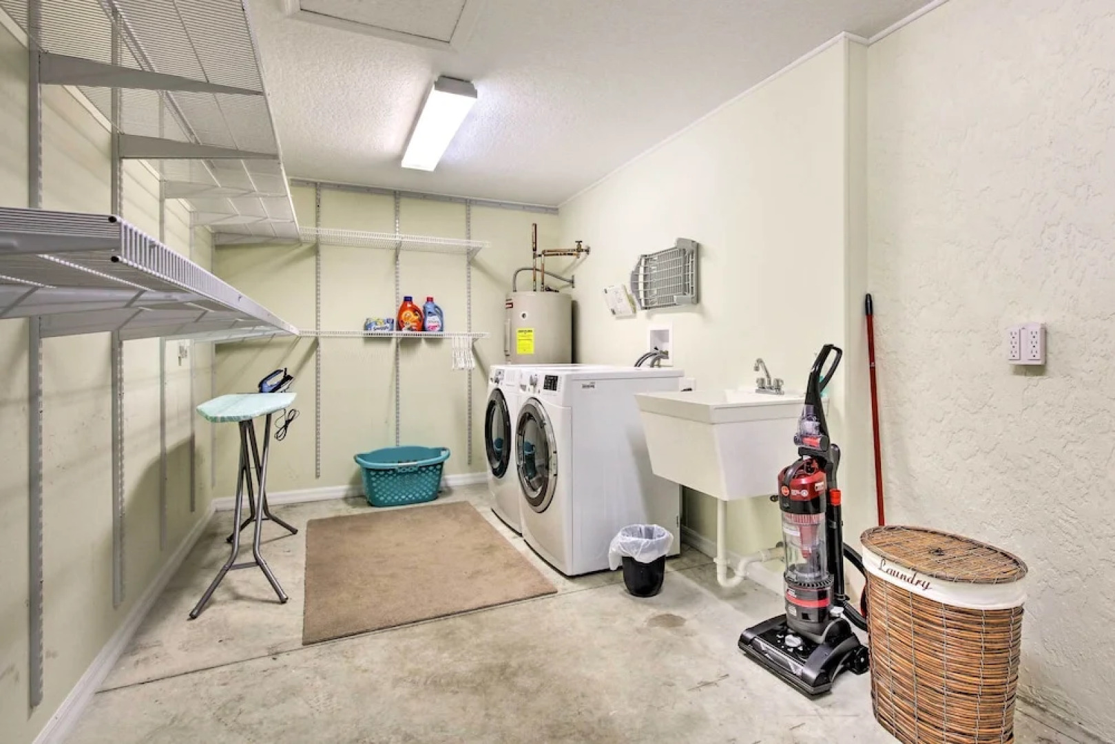 Rainbow River Oasis w/ Kayaks + Furnished Sunroom!