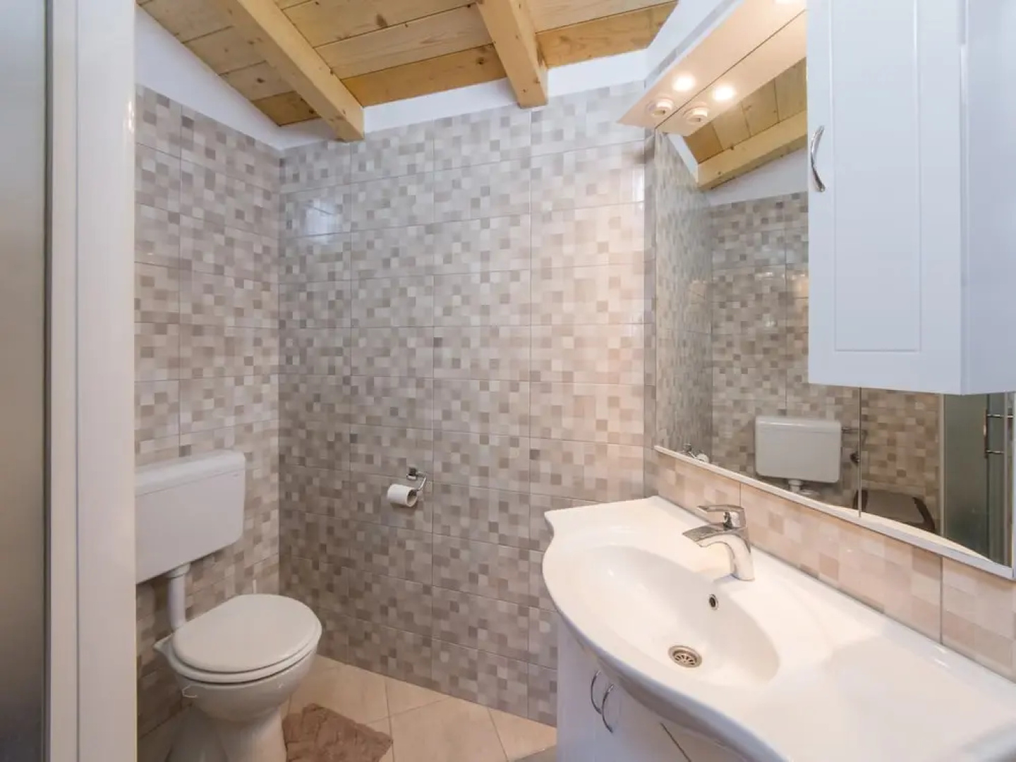 Attractive Holiday Home with Pool, Hot Tub, Patio, Courtyard