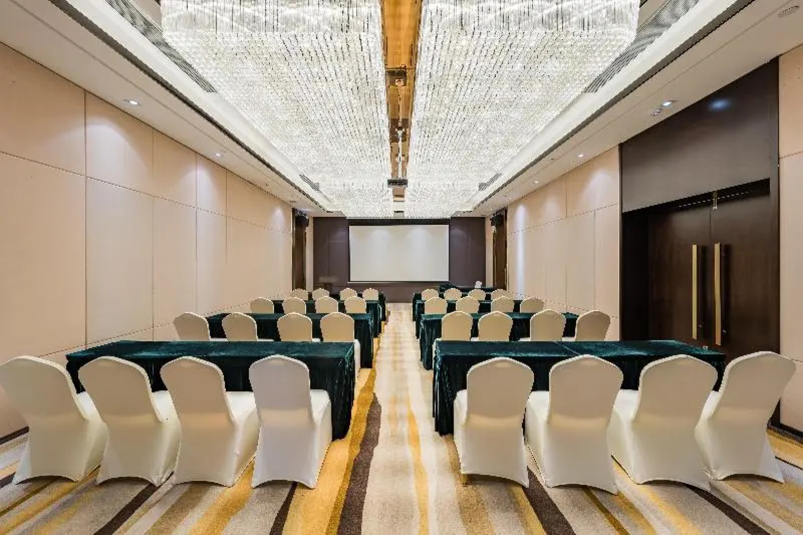 Grand Madison Jiujiang Yuexi Lake