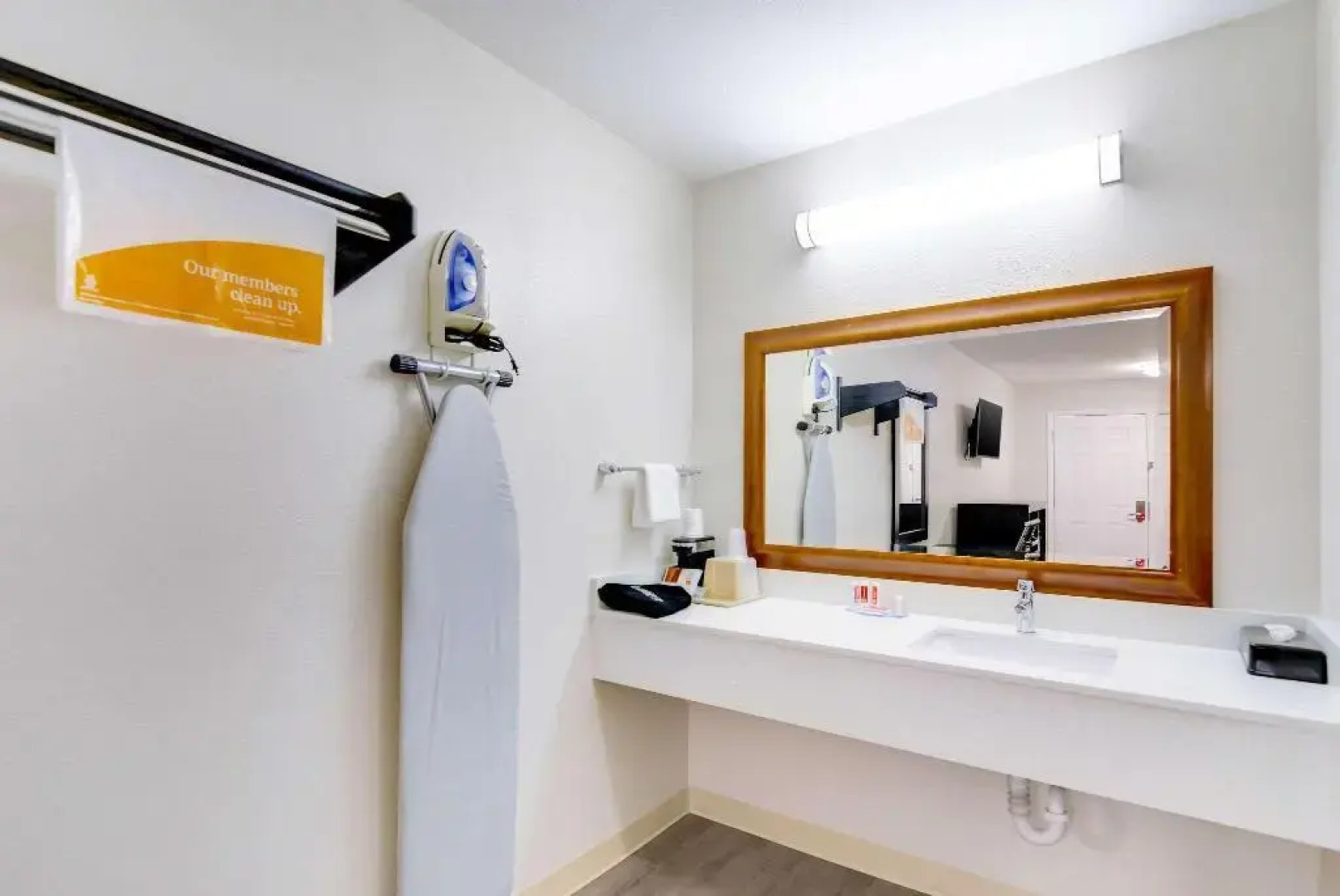 Super 8 by Wyndham Palestine TX