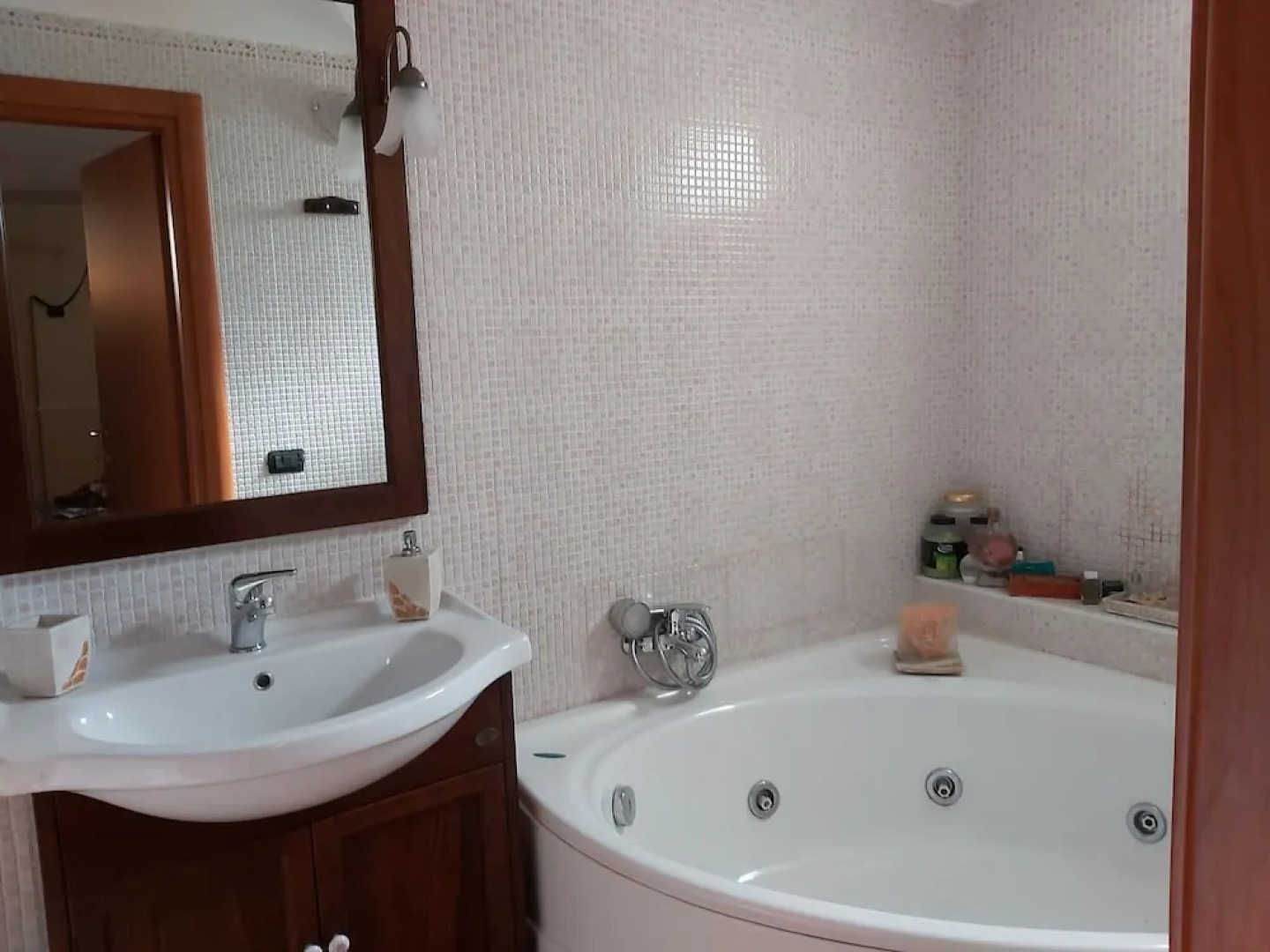 Lavish Holiday Home in Napoli With Swimming Pool