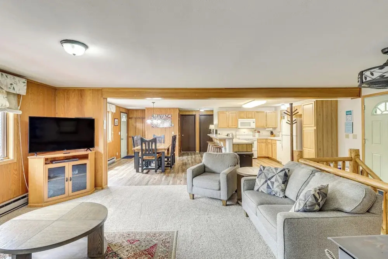 Scenic Forest Lodge Outside Glacier National Park!