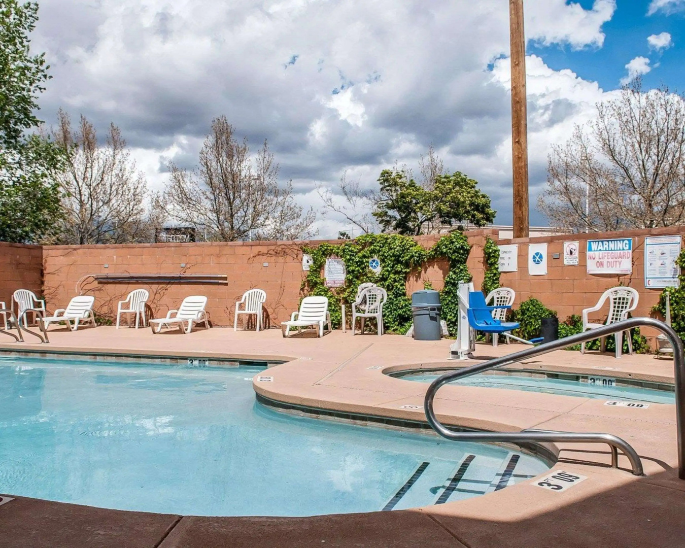 Econo Lodge Inn & Suites