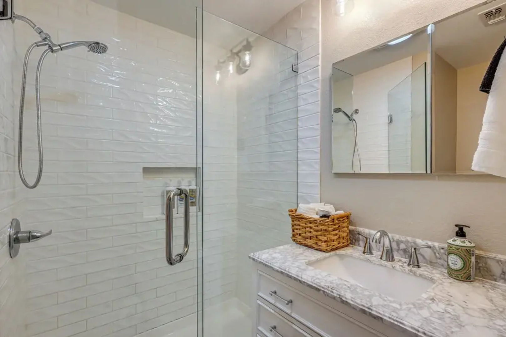 Creekside Cottage w/ Deck & Hot Tub in Belton