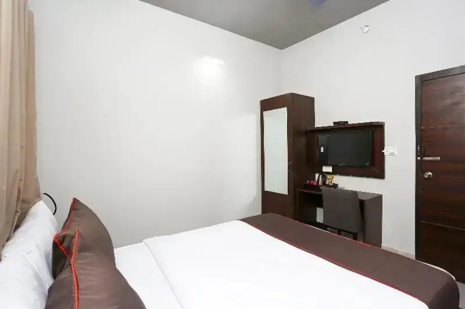 Hotel Bhinna Sakala by OYO Rooms