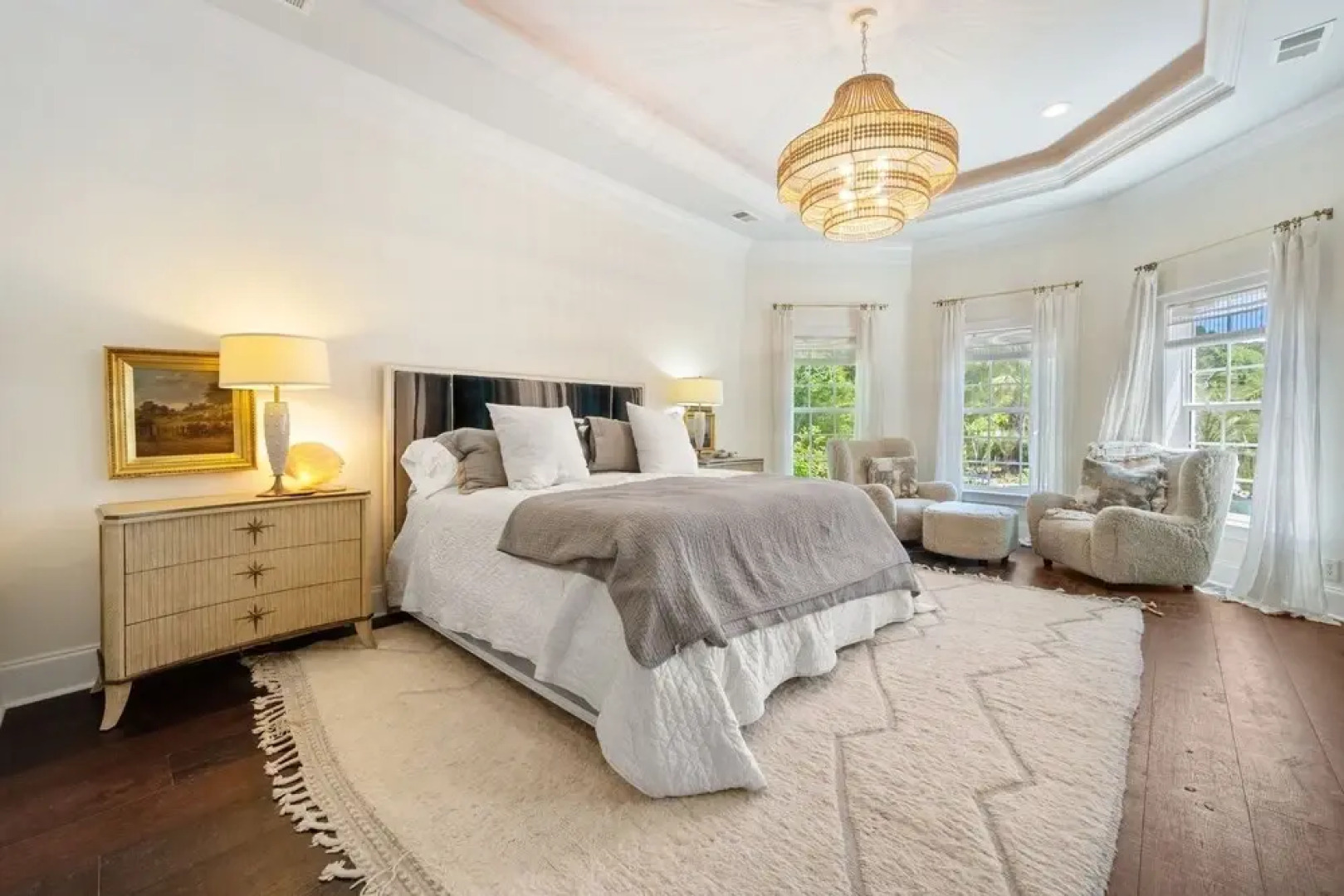 4 bedroom, 4.5 bath overlooking the pond, private pool! The White House 4 Home