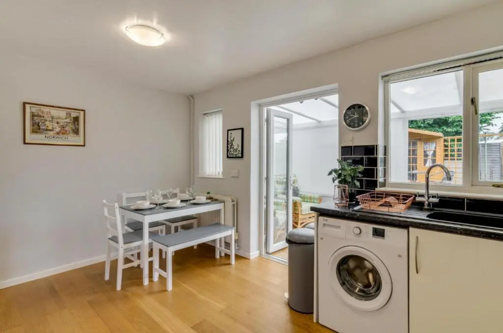 Nursery Rest is perfect for a Quiet Family Holiday with Garden, Netflix & Self Check-In, Fully Equiped Kitchen and Free Parking by Ginger and Gold