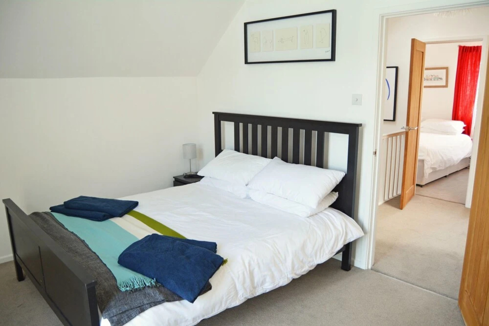 Stylish New England lakeside retreat in the Cotswold Water Park with hot tub