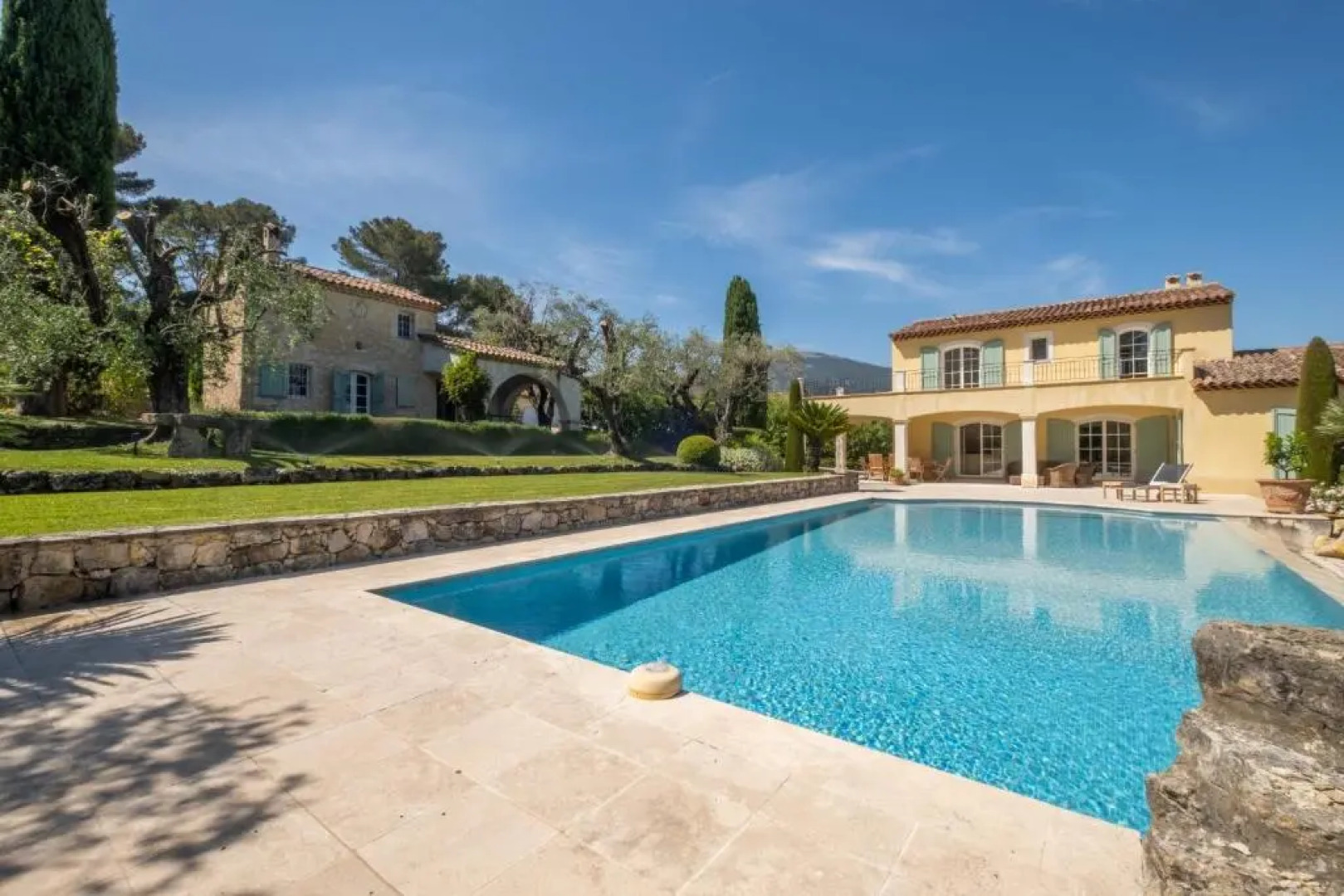 SERRENDY BIJOU de 280m2 au calme absolu avec piscine à débordement