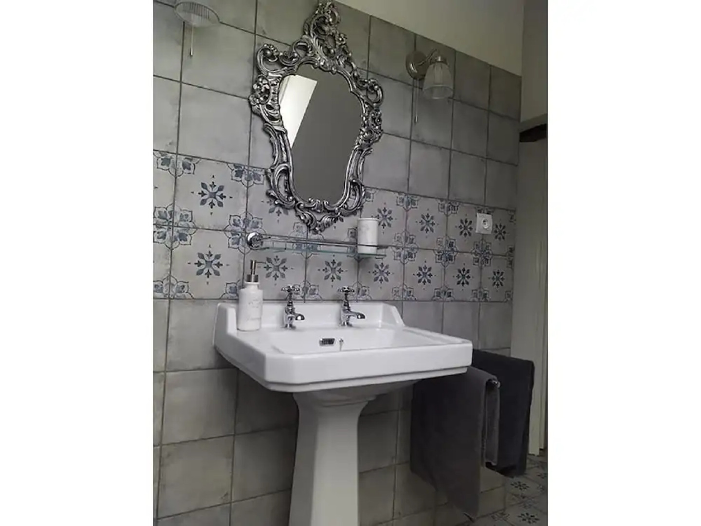 Chic Villa in La Chapelle-blanche-saint-martin With Jacuzzi