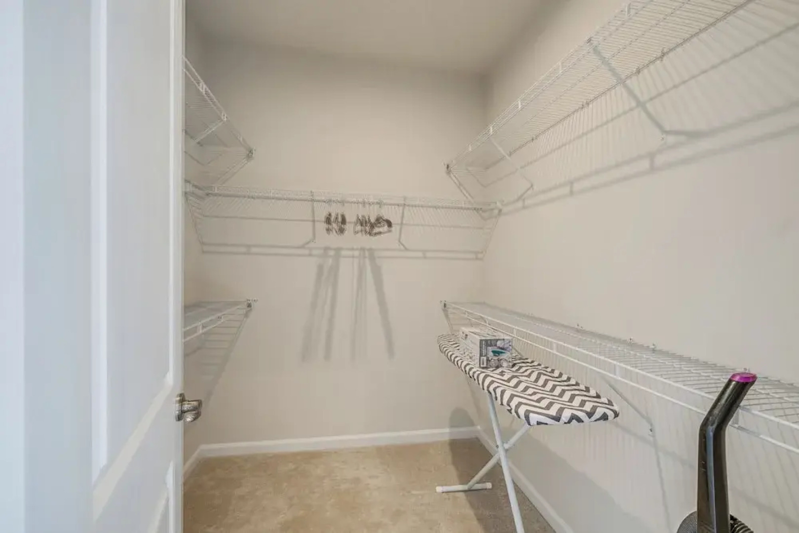 30 Mi to Downtown DC: Charming Dale City Townhome!