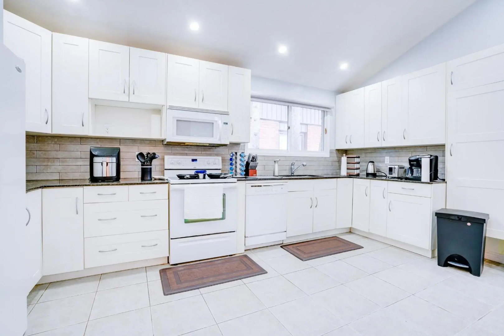 Tranquil & Cozy 30 min to Toronto ~ Backyard ~ Pkg