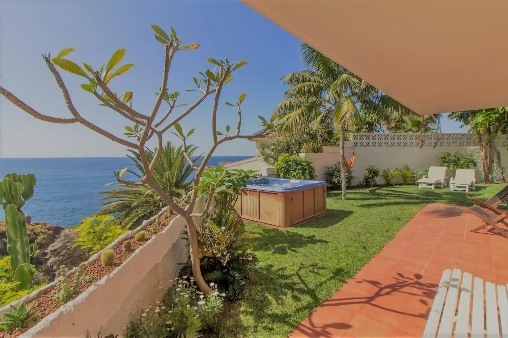 Villa in protected space in front of the sea