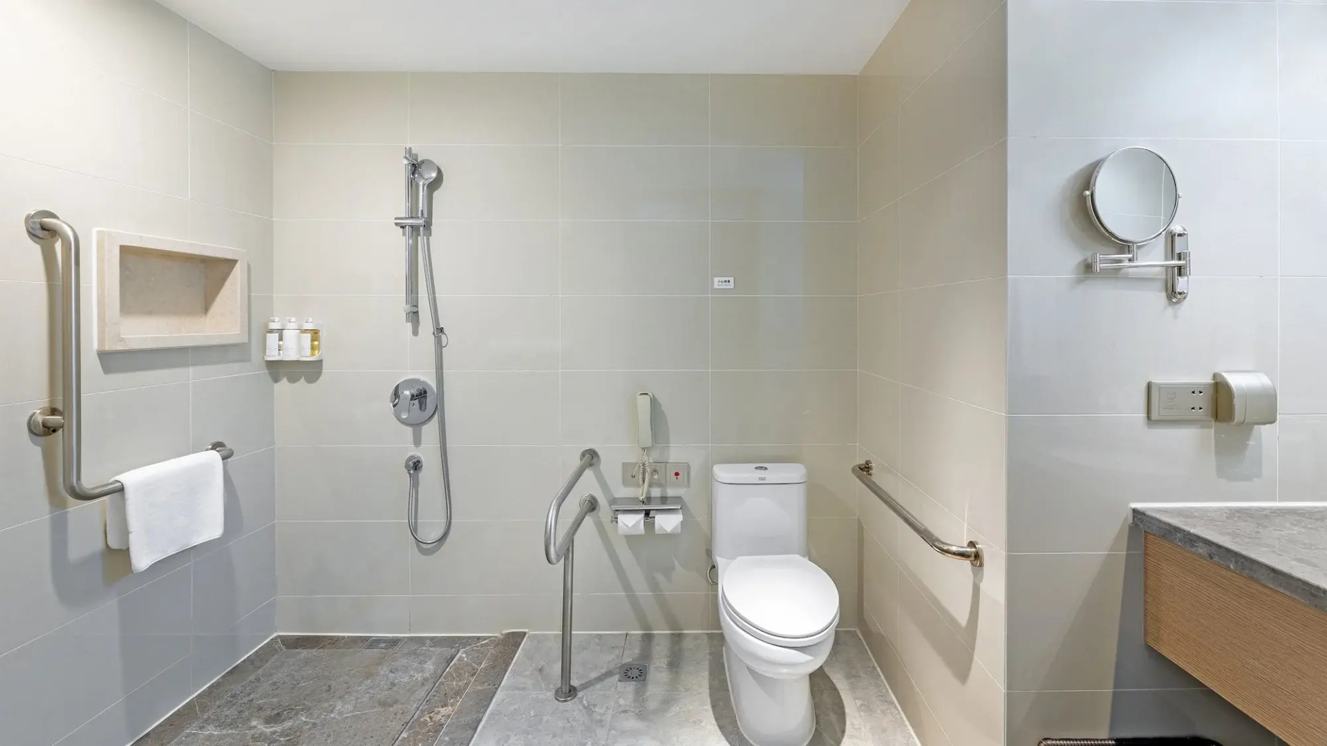 Holiday Inn Chongqing Guanyinqiao by IHG