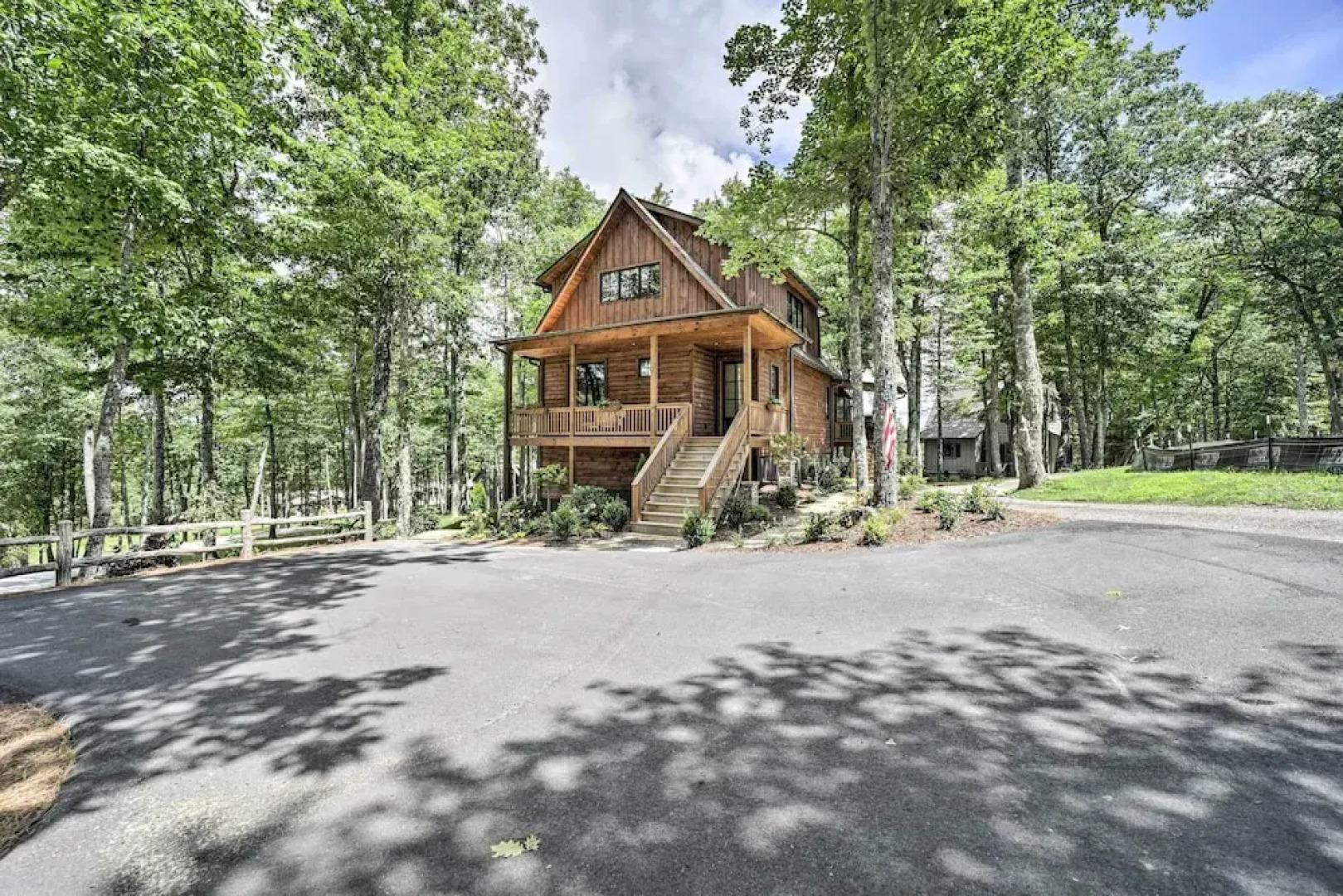 7 Mi to Ski Sapphire Valley: Resort-style Retreat