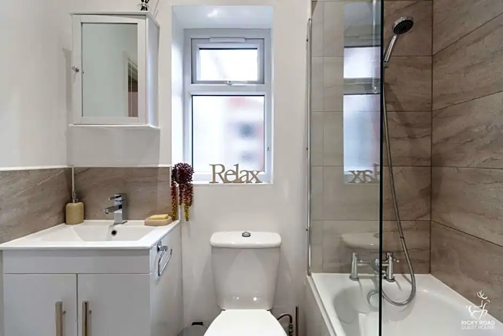 Ricky Road Guest House - Premium