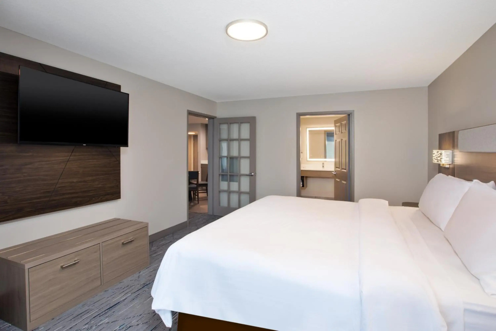 Holiday Inn Express & Suites Milwaukee Nw Park Place by IHG