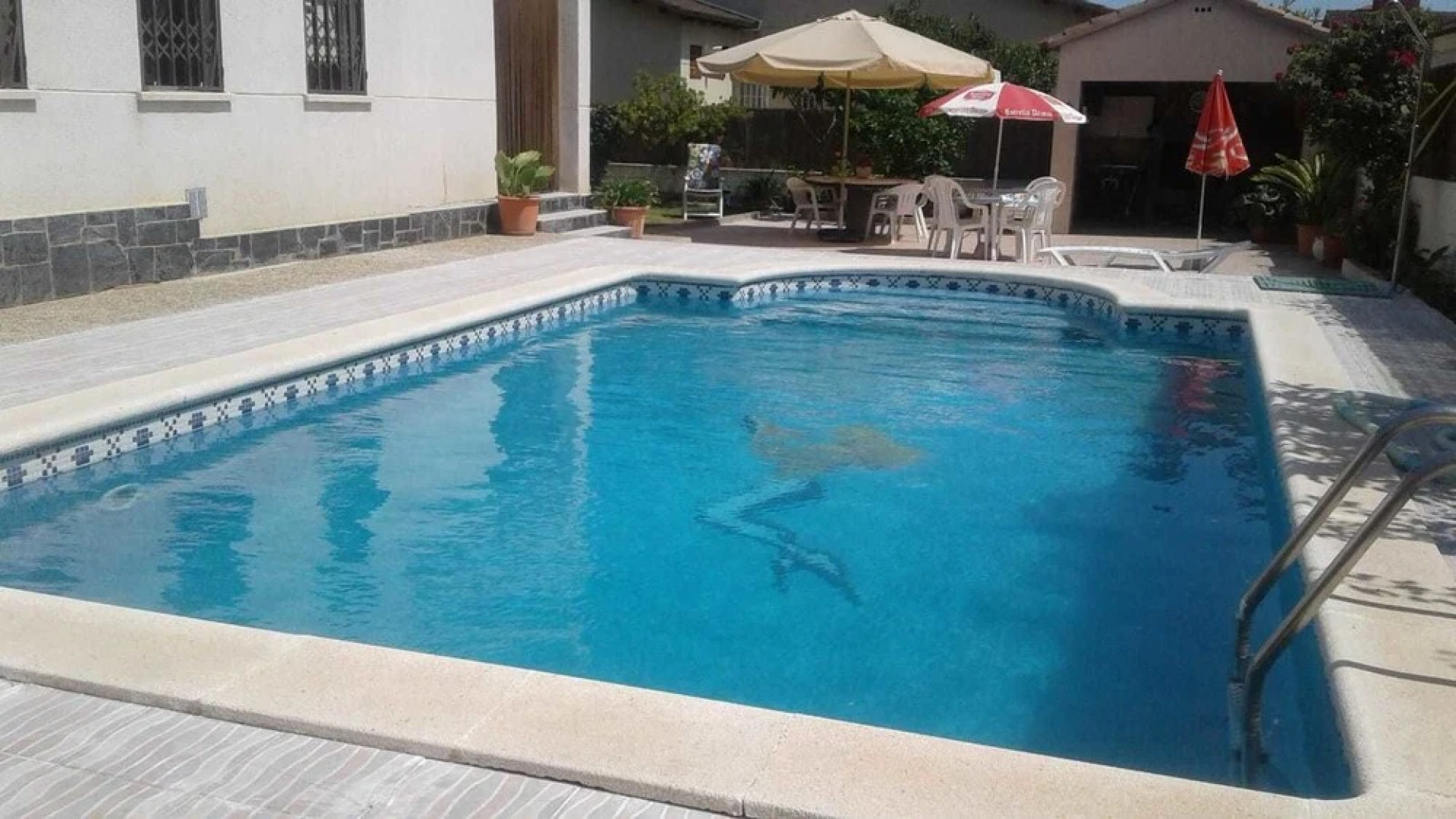 Villa con jardín piscina y cerca playa