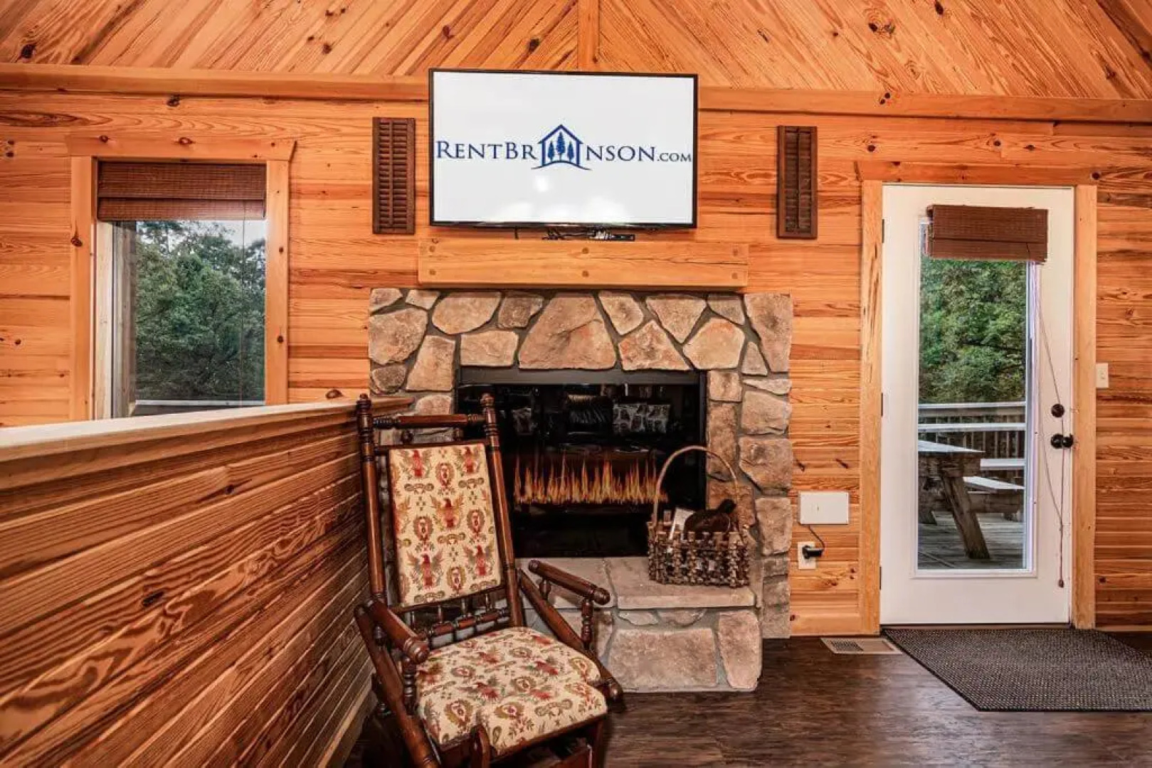 Luxury 2700 Sq Ft Log Cabin Private Hot Tub Game room Pool Table Best View