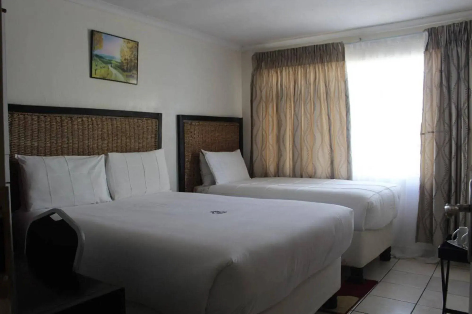 J and E Cyaara Guest House