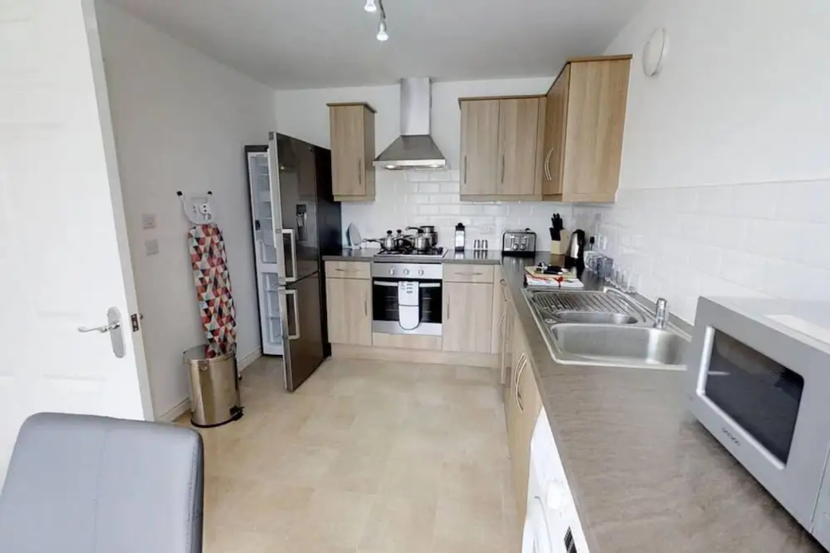 Stayzo - Cole Green Lane - Ideal for Your Next Staycation or Workcation Whole House With Wi-fi