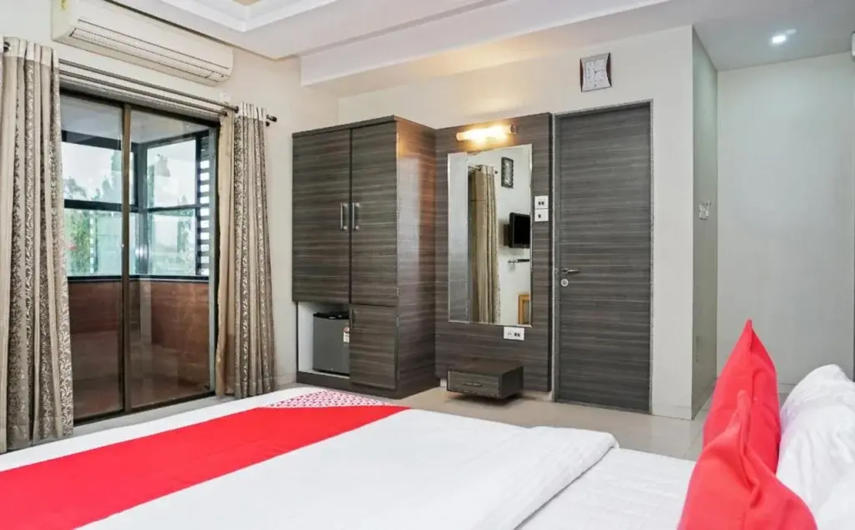 OYO 24755 Mahendra Pedawala