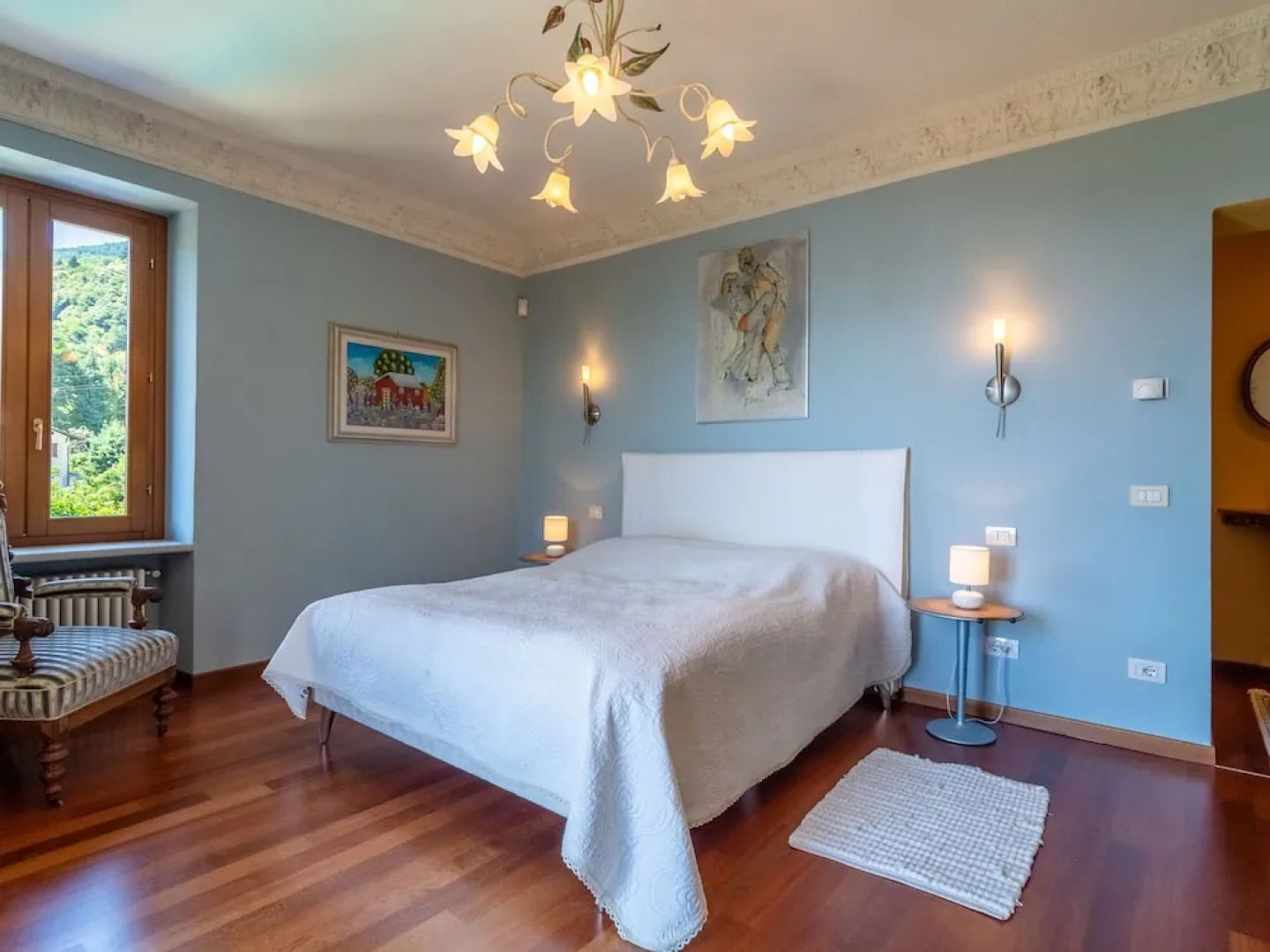 Villa With Private Pool and View of the Lake