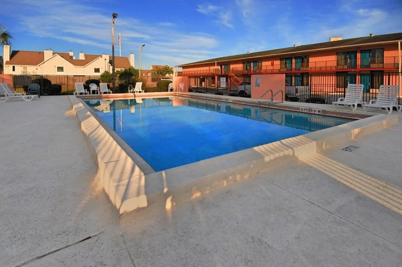 Super 6 Inn & Suites