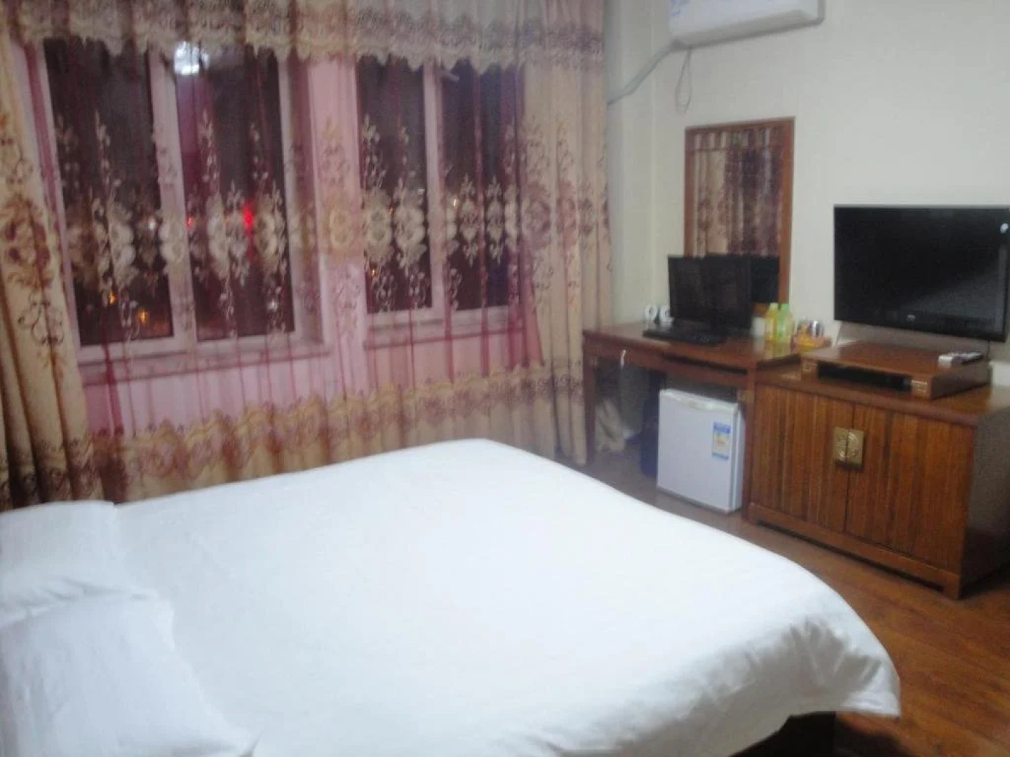 Mudanjiang Wan Zai Business Hotel