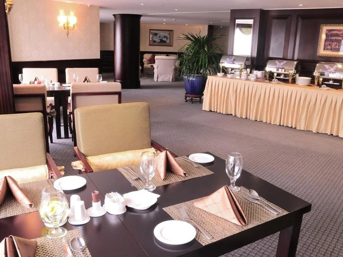 La Palazzo Hotel