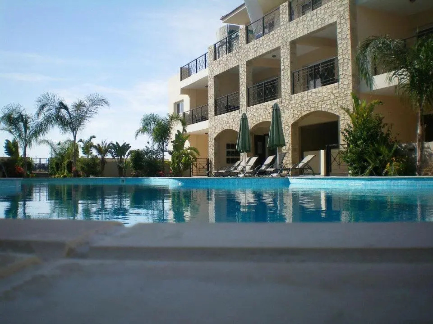 104 Excellent 2 bed apartment with pool view, AC & gym!