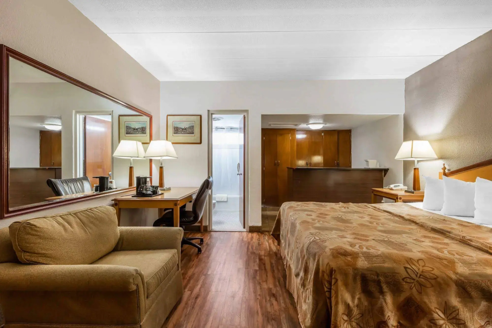 Econo Lodge Inn & Suites
