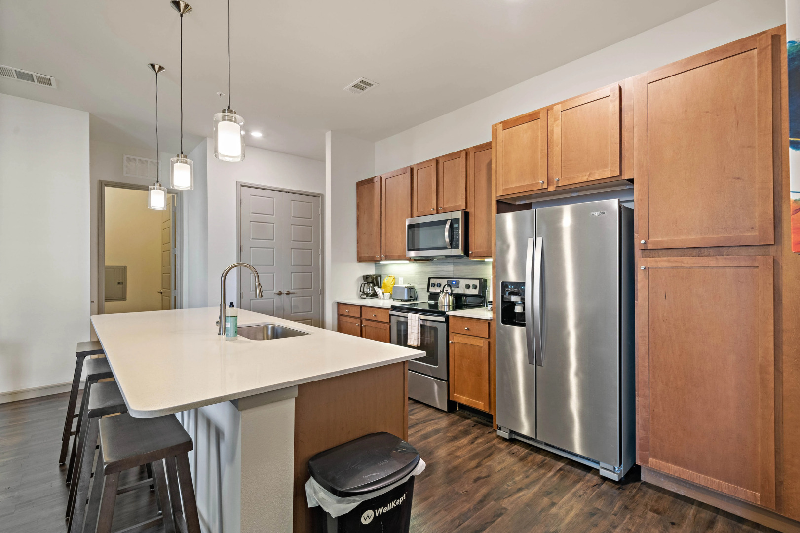 Spacious Apt With Amenities! Downtown Location!