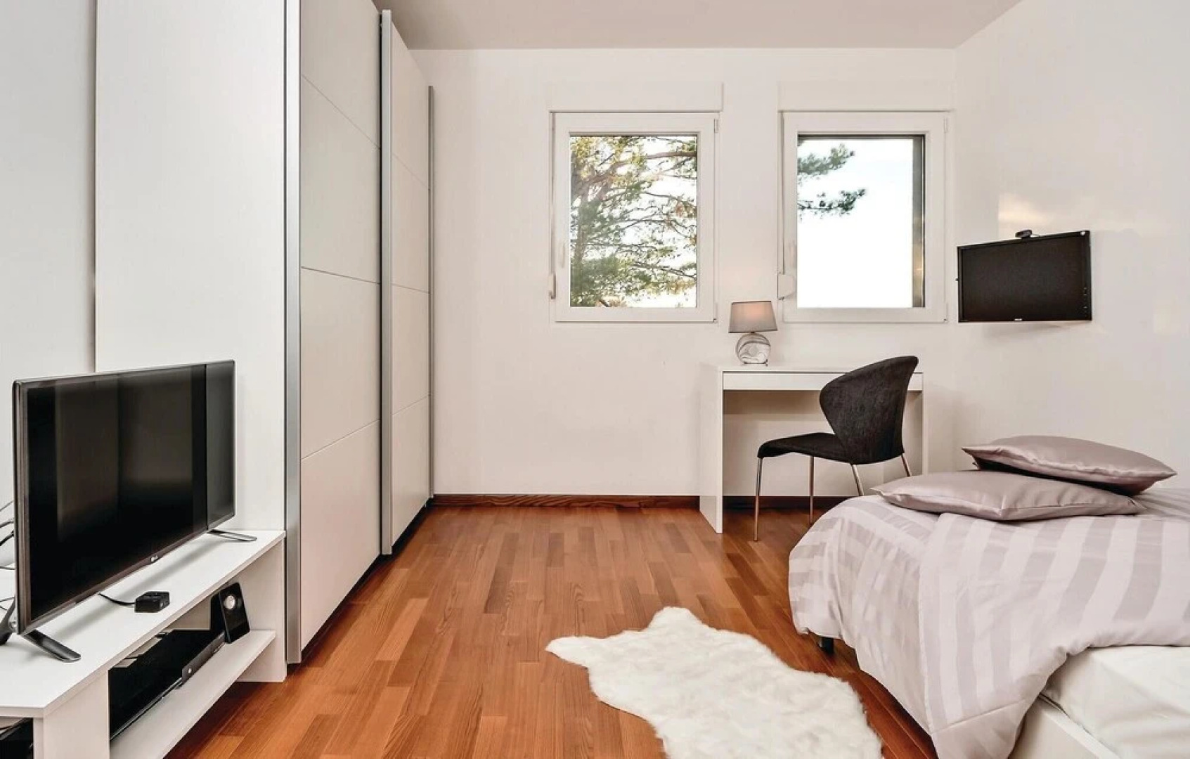 Nice Home in Podstrana with Hot Tub, WiFi & 4 Bedrooms