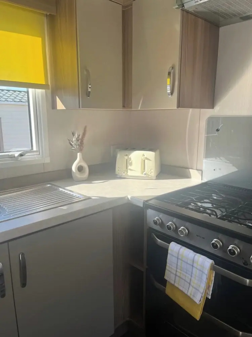 2-bed Cabin, Sleeps 4 in Cayton Bay