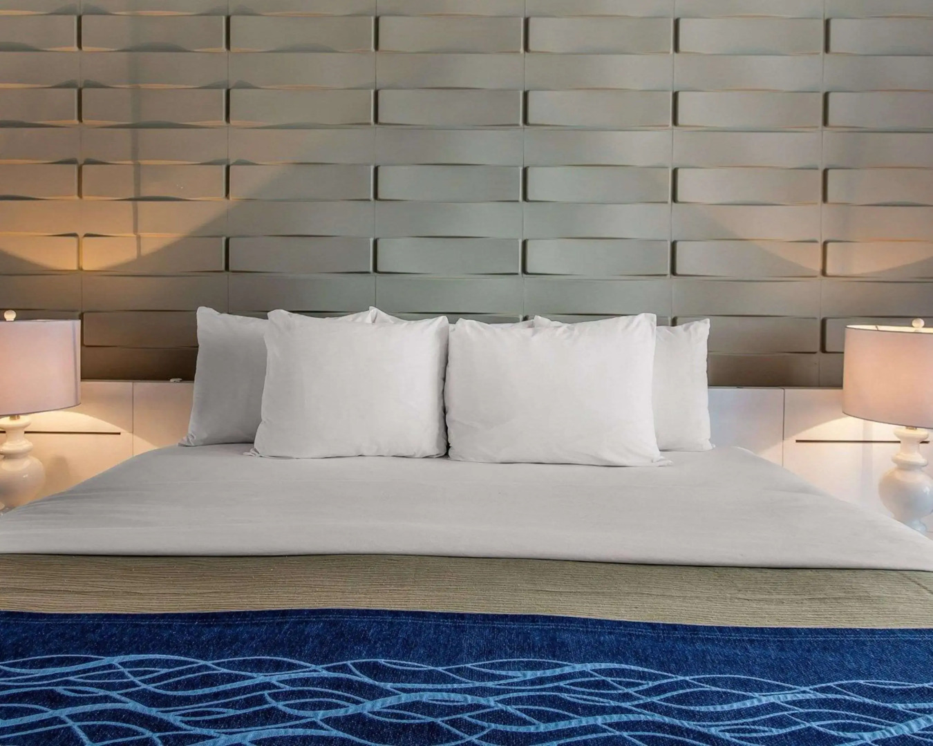 Comfort Inn & Suites Levittown