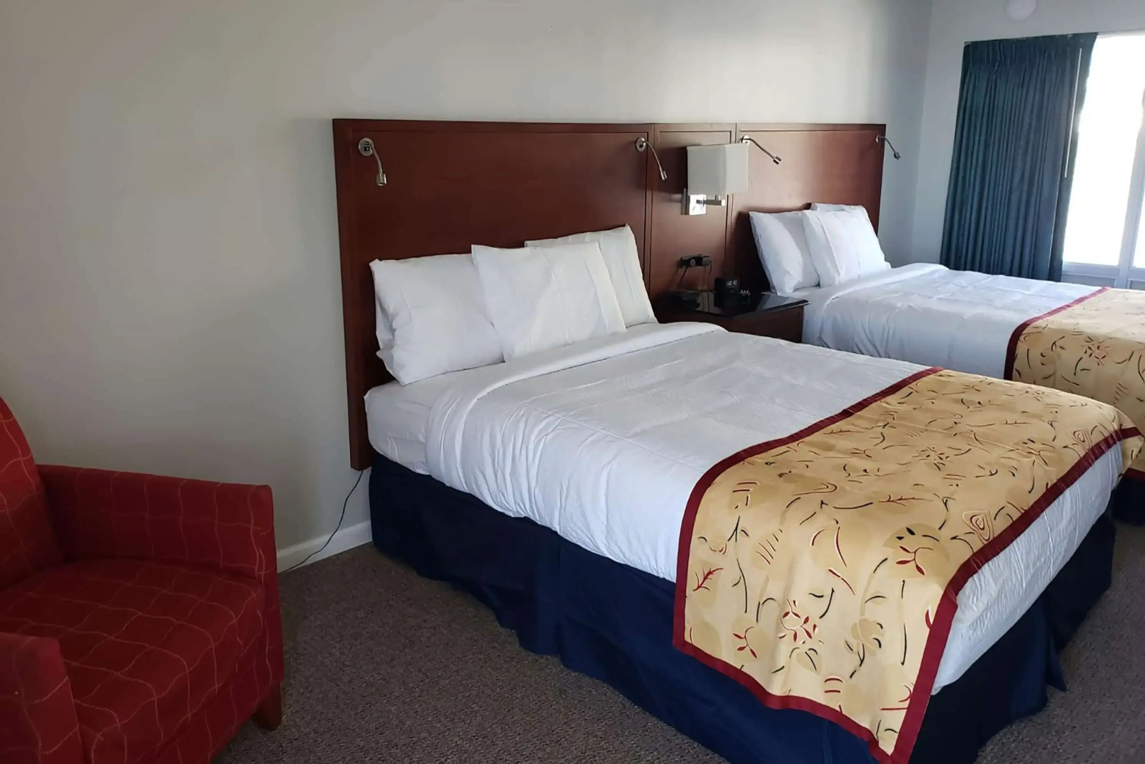 Days Inn & Suites by Wyndham St. Ignace Lakefront