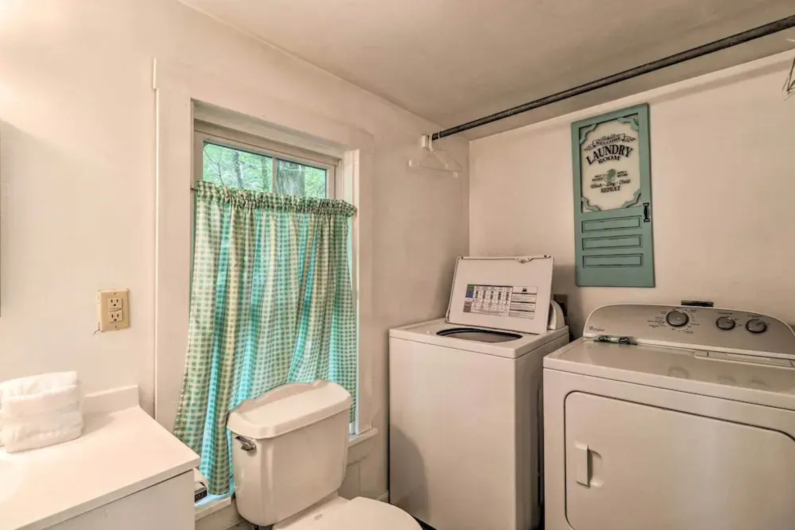 'lil Red Hen' Cottage in the Boone Area w/ Hot Tub